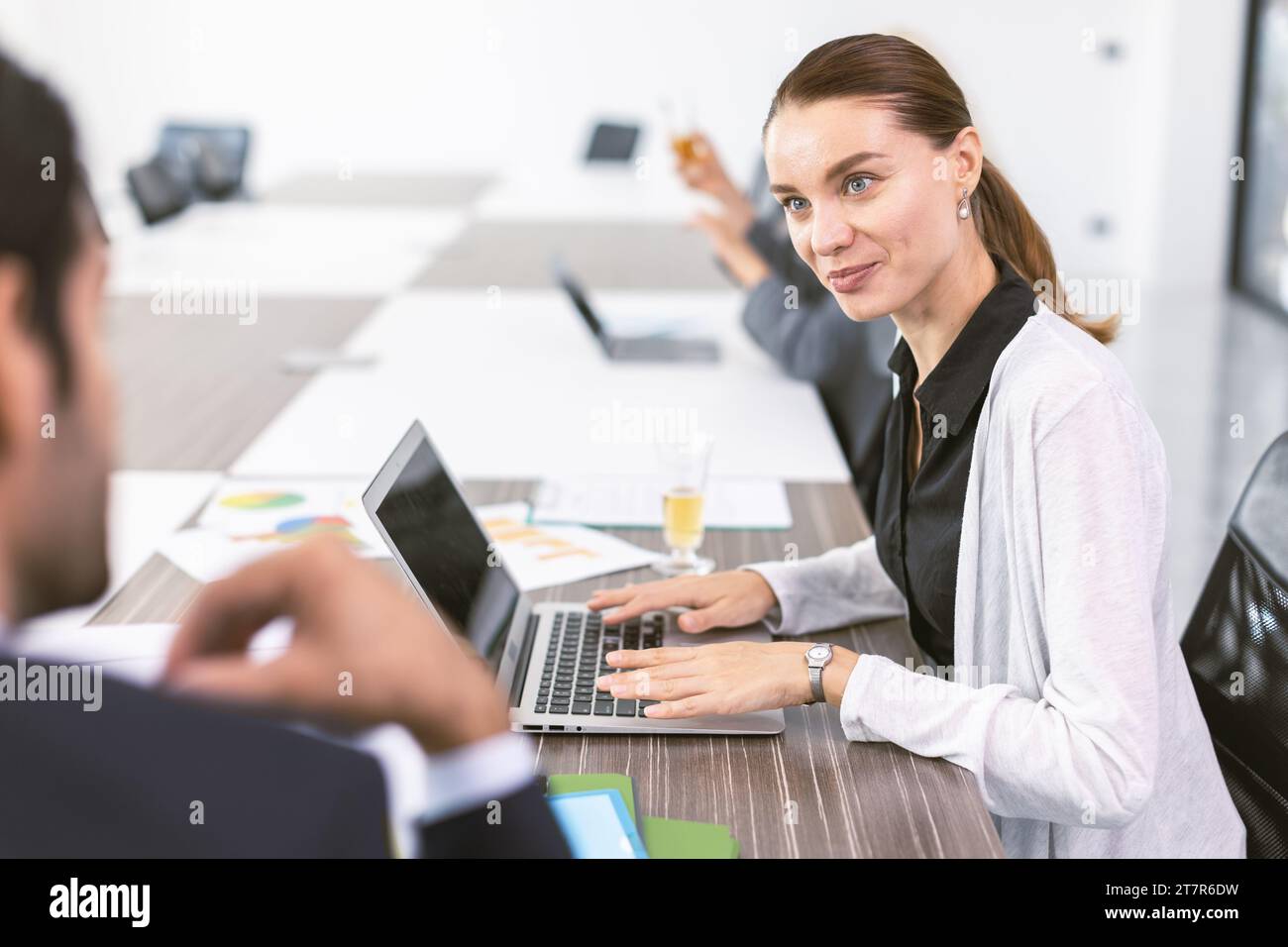 la segretaria d'affari contatta gli occhi durante la conversazione con il direttore esecutivo in modo intelligente e sicuro di sé Foto Stock