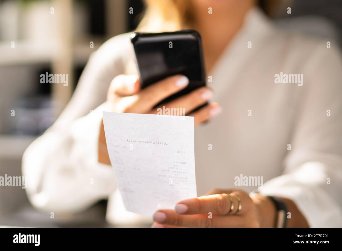 Scansione pratica della ricezione del codice QR con lo smartphone Foto Stock