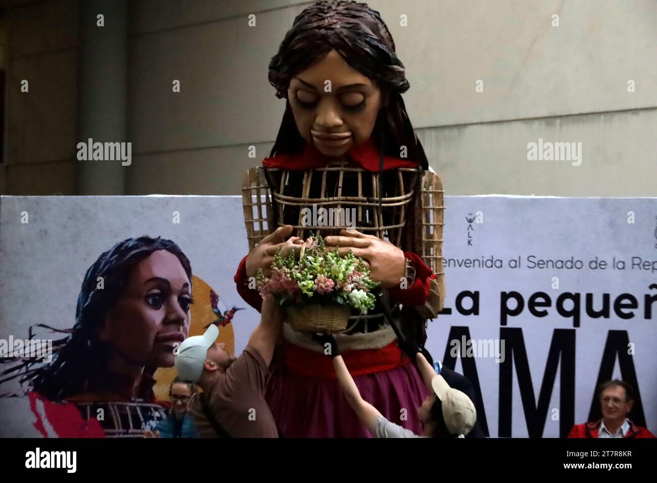 Città del Messico, Messico. 16 novembre 2023. Little Amal, marionetta gigante di una bambina siriana di 10 anni, simbolo dei diritti dei rifugiati a livello globale, durante la sua visita al Senato di città del Messico. Il 16 novembre 2023 a città del Messico, Messico (Credit Image: © Luis Barron/eyepix via ZUMA Press Wire) SOLO PER USO EDITORIALE! Non per USO commerciale! Foto Stock