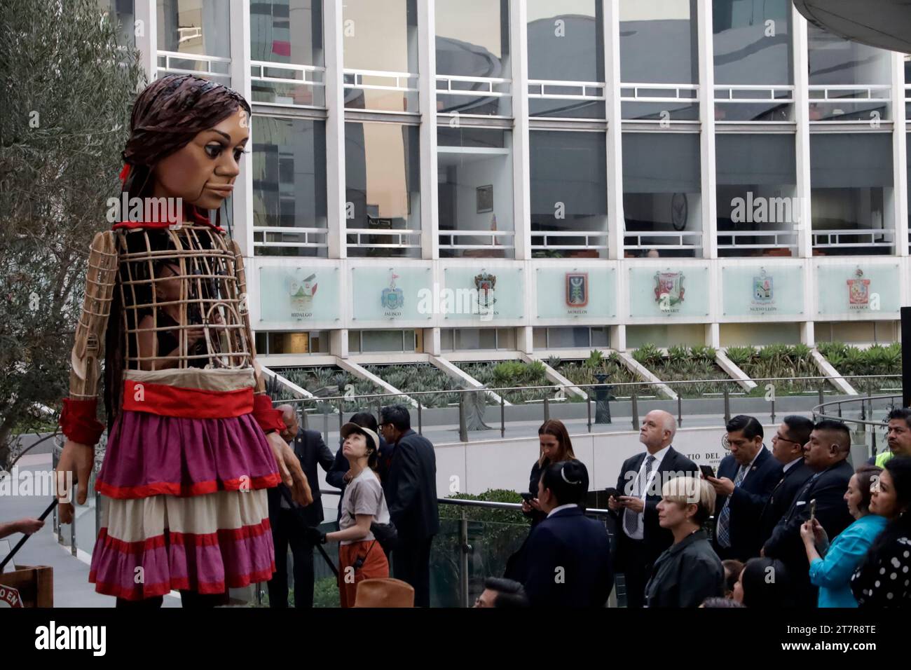 Città del Messico, Messico. 16 novembre 2023. Little Amal, marionetta gigante di una bambina siriana di 10 anni, simbolo dei diritti dei rifugiati a livello globale, durante la sua visita al Senato di città del Messico. Il 16 novembre 2023 a città del Messico, Messico (Credit Image: © Luis Barron/eyepix via ZUMA Press Wire) SOLO PER USO EDITORIALE! Non per USO commerciale! Foto Stock