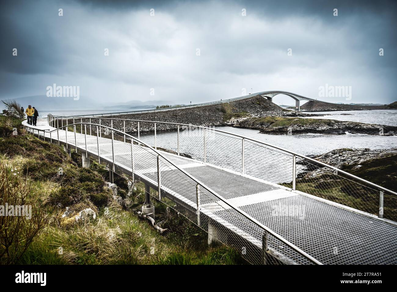 Stretto Atlantico con Storseisund Bridge in Norvegia Foto Stock