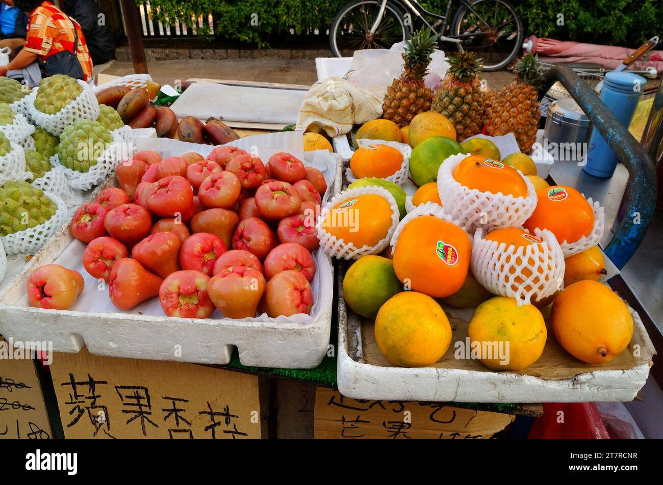 Bancarella che vende frutta ai turisti Foto Stock