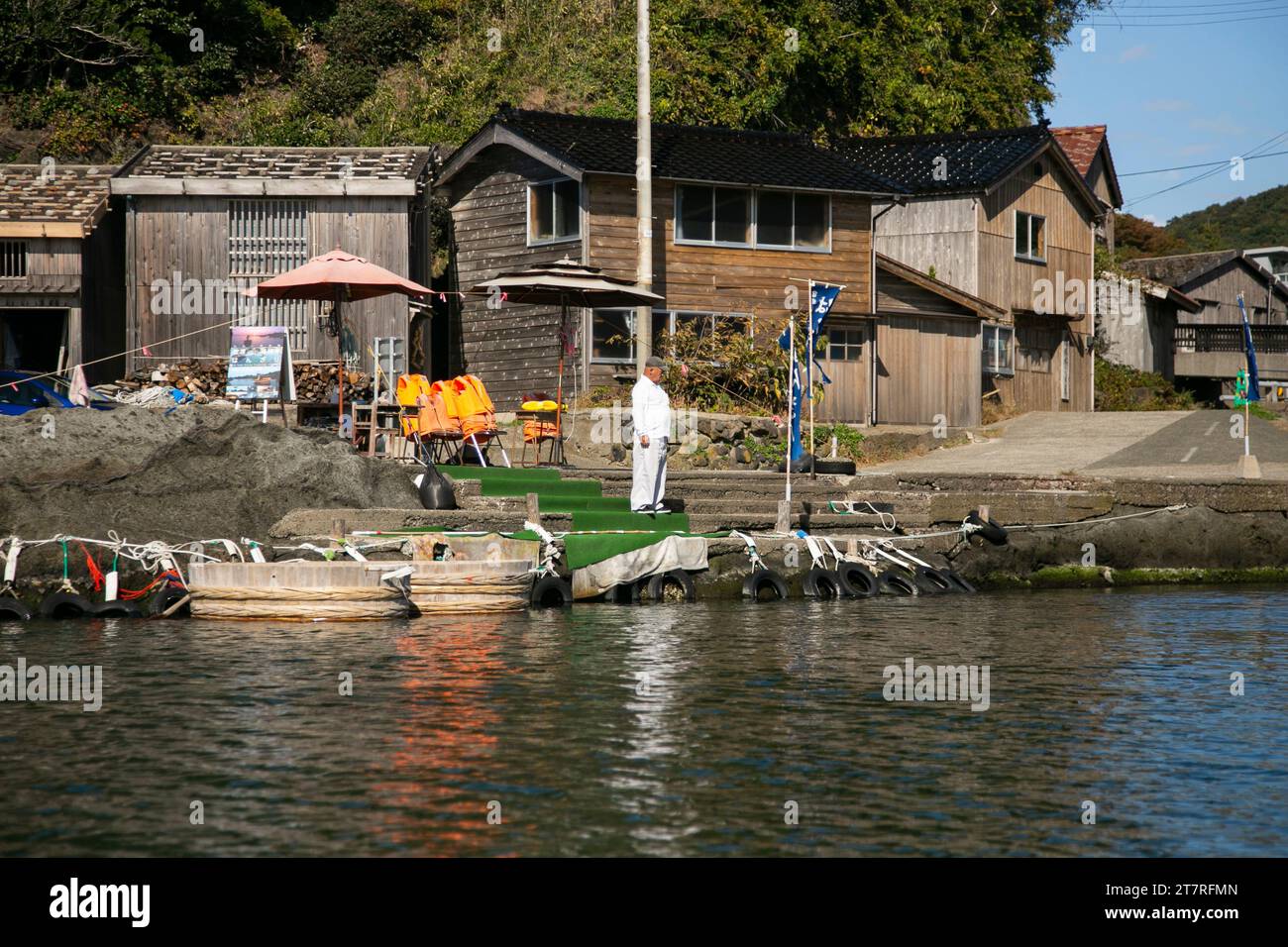 Shukunegi, Giappone; 1° ottobre 2023: Un gruppo di turisti che si godono un tour in barca Tarai Bune o vasca lungo la costa di Ogi. Foto Stock
