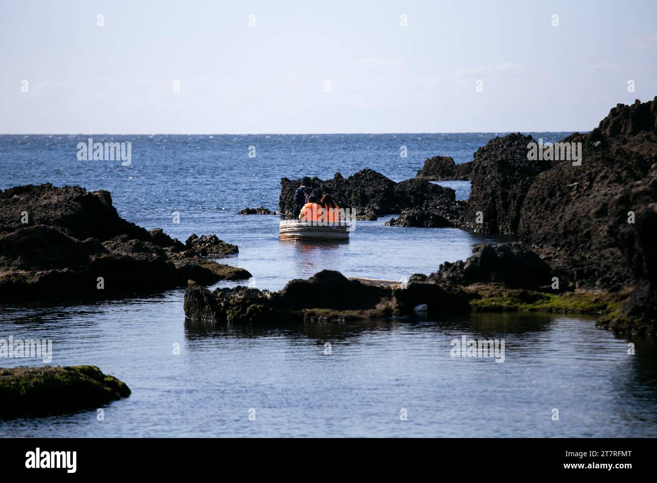 Shukunegi, Giappone; 1° ottobre 2023: Un gruppo di turisti che si godono un tour in barca Tarai Bune o vasca lungo la costa di Ogi. Foto Stock