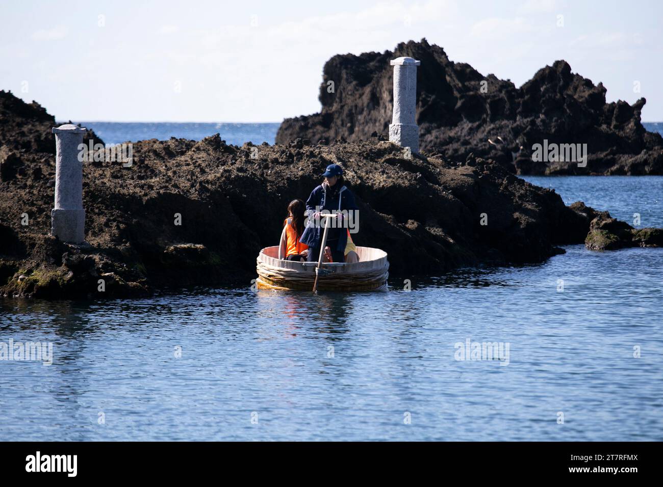 Shukunegi, Giappone; 1° ottobre 2023: Un gruppo di turisti che si godono un tour in barca Tarai Bune o vasca lungo la costa di Ogi. Foto Stock