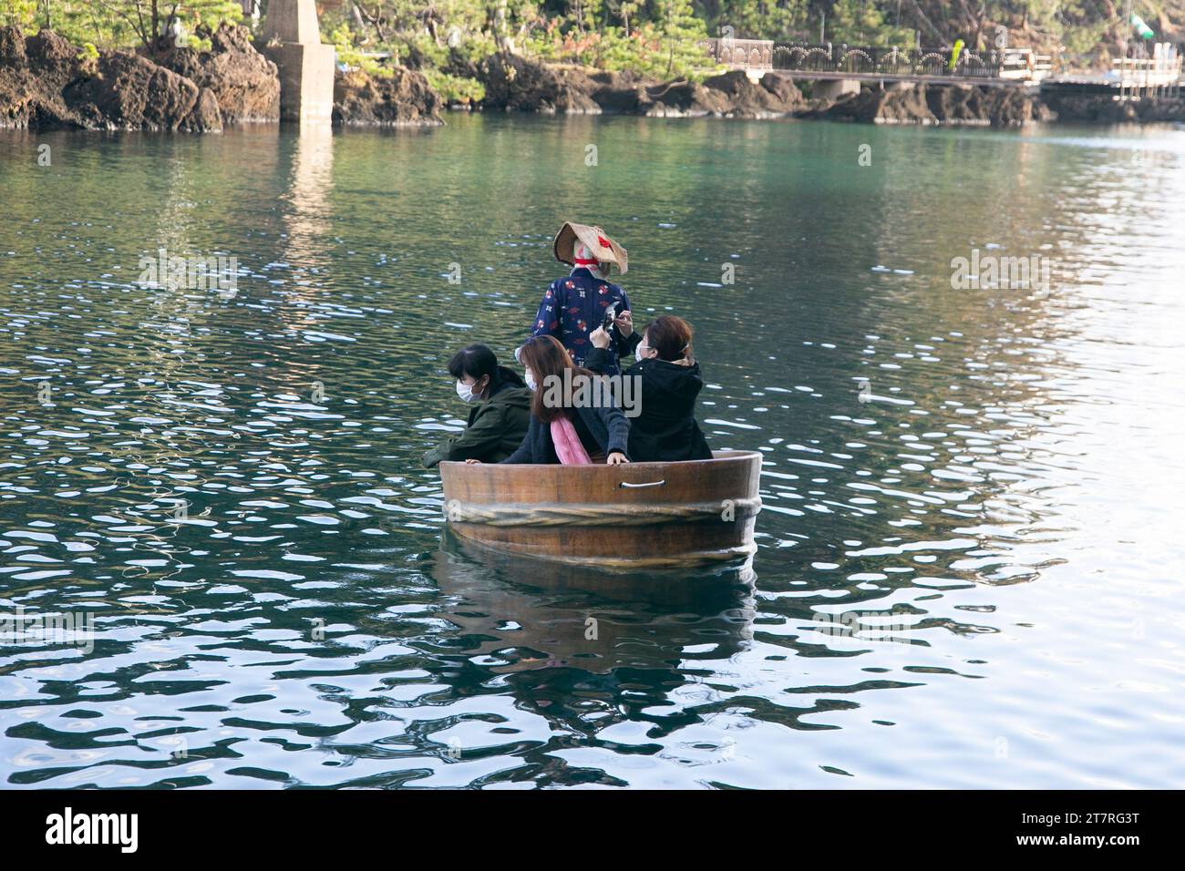 Shukunegi, Giappone; 1° ottobre 2023: Un gruppo di turisti che si godono un tour in barca Tarai Bune o vasca lungo la costa di Ogi. Foto Stock
