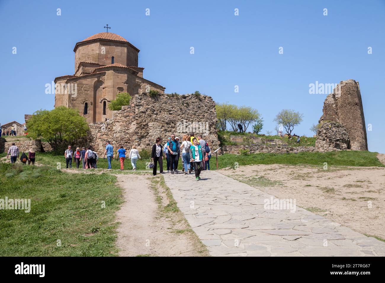 Mtskheta, Georgia - 28 aprile 2019: I turisti si recano al monastero di Jvari in una giornata di sole, è un monastero ortodosso georgiano del vi secolo Foto Stock