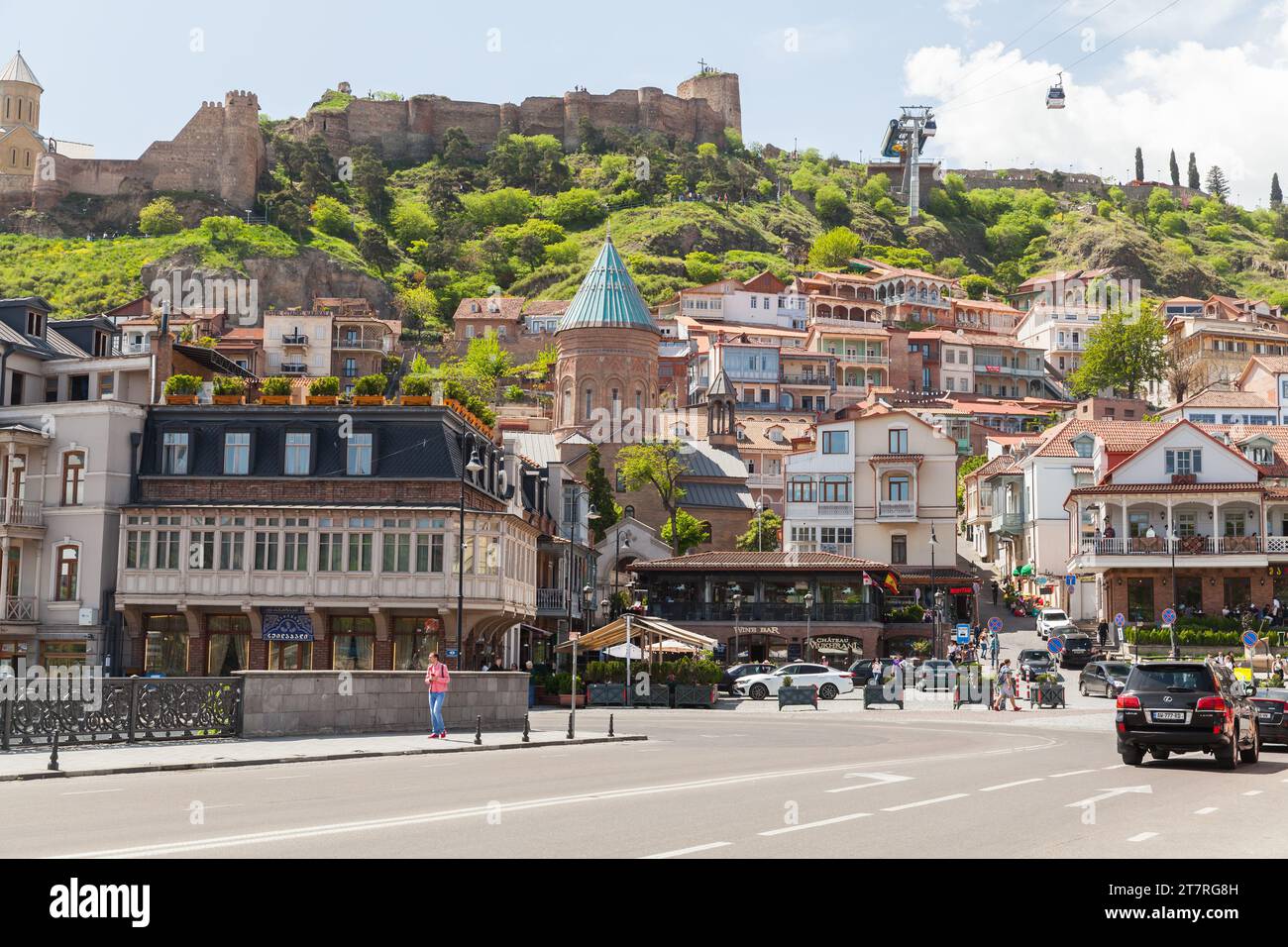Tbilisi, Georgia - 29 aprile 2019: Vista sulla strada di Tbilisi in una soleggiata giornata estiva, la gente cammina in Piazza Vakhtang Gorgasali Foto Stock