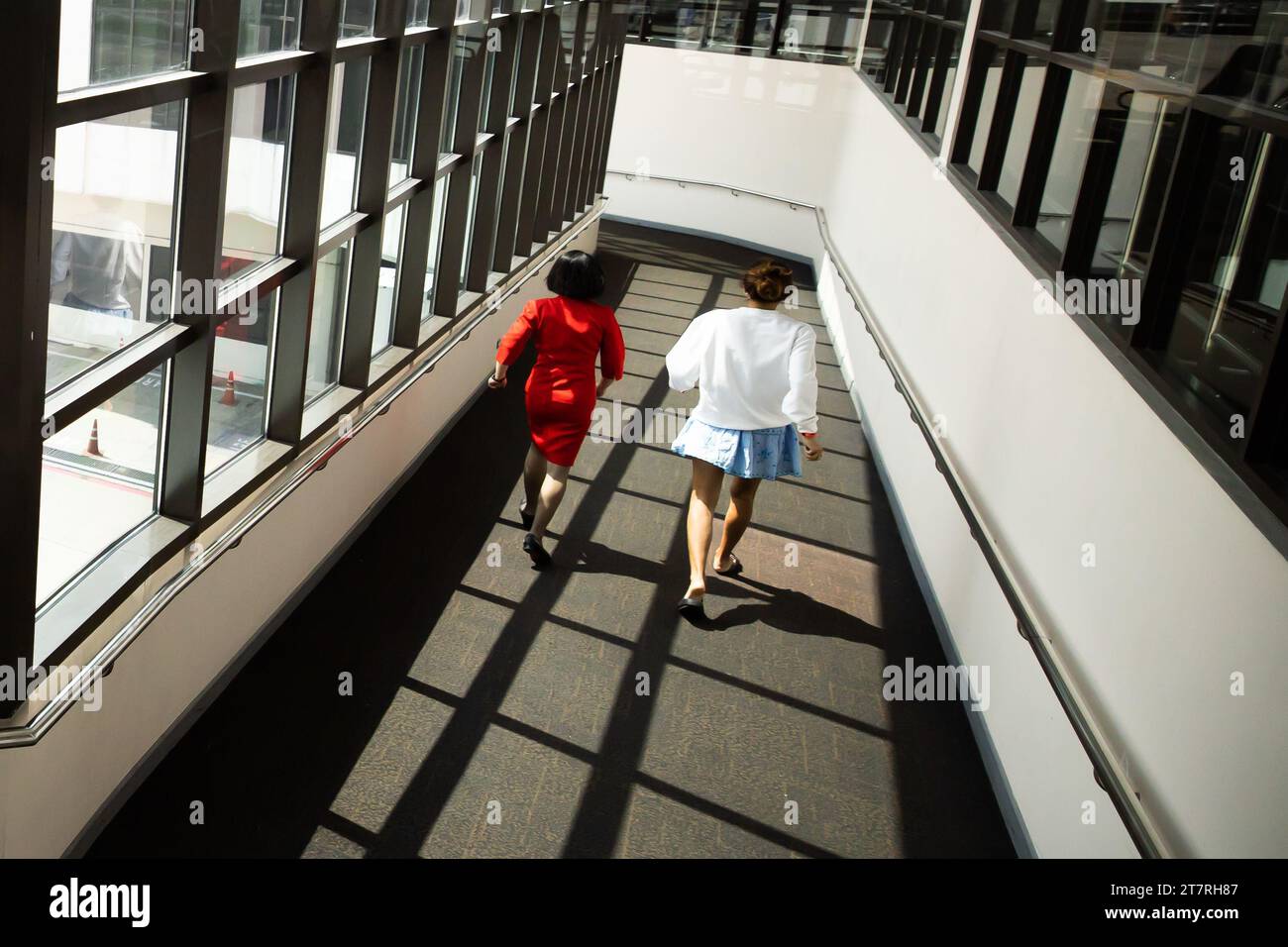 Una donna non identificata con equipaggio ha raggiunto il cancello d'imbarco dopo un'ultima chiamata a bordo presso un terminal aeroportuale in vacanza. Foto Stock