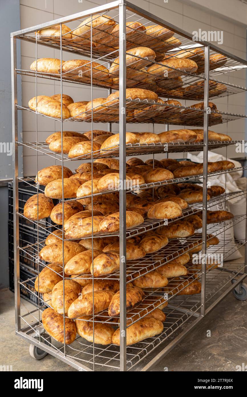 Produzione di panetteria di pane in fabbrica di alimenti con prodotti freschi Foto Stock
