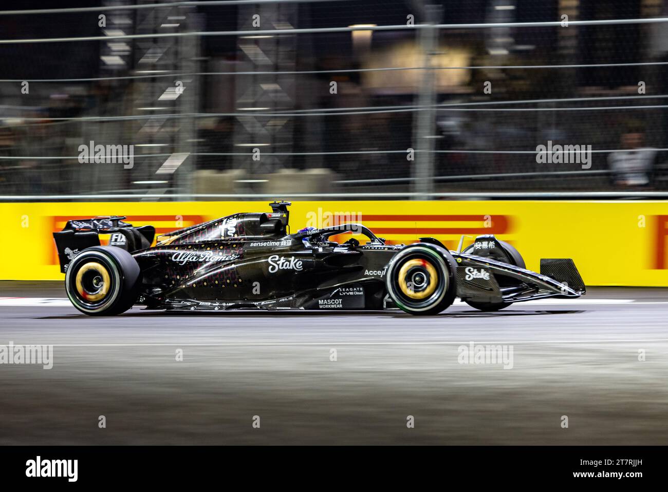 Las Vegas, Nevada - 16 novembre 2023: Vatteri Bottas, pilota della rotaia numero 77 Alfa Romeo F1 Team, gareggia nel Gran Premio di Las Vegas d'argento Heineken sul Las Vegas Strip Circuit. Crediti: Nick Paruch / Alamy Live News Foto Stock
