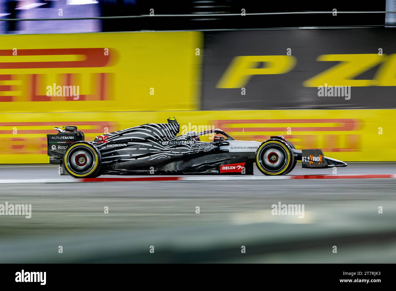 Las Vegas, Nevada - 16 novembre 2023: Yuki Tsunoda, pilota della scuderia Alphatauri n. 22, gareggia nell'Heineken Silver Las Vegas Grand Prix sul Las Vegas Strip Circuit. Crediti: Nick Paruch / Alamy Live News Foto Stock