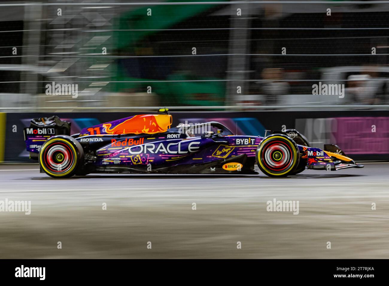 Las Vegas, Nevada - 16 novembre 2023: Sergio Perez, pilota dell'11° Oracle Red Bull Racing F1 car, gareggia nel Gran Premio di Las Vegas d'argento Heineken sul Las Vegas Strip Circuit. Crediti: Nick Paruch / Alamy Live News Foto Stock