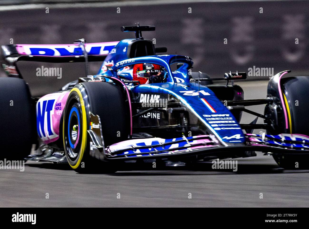 Las Vegas, Nevada - 16 novembre 2023: Esteban Ocon, pilota della BWT Alpine F1 n. 31, gareggia nel Gran Premio di Las Vegas d'argento Heineken sul Las Vegas Strip Circuit. Crediti: Nick Paruch / Alamy Live News Foto Stock