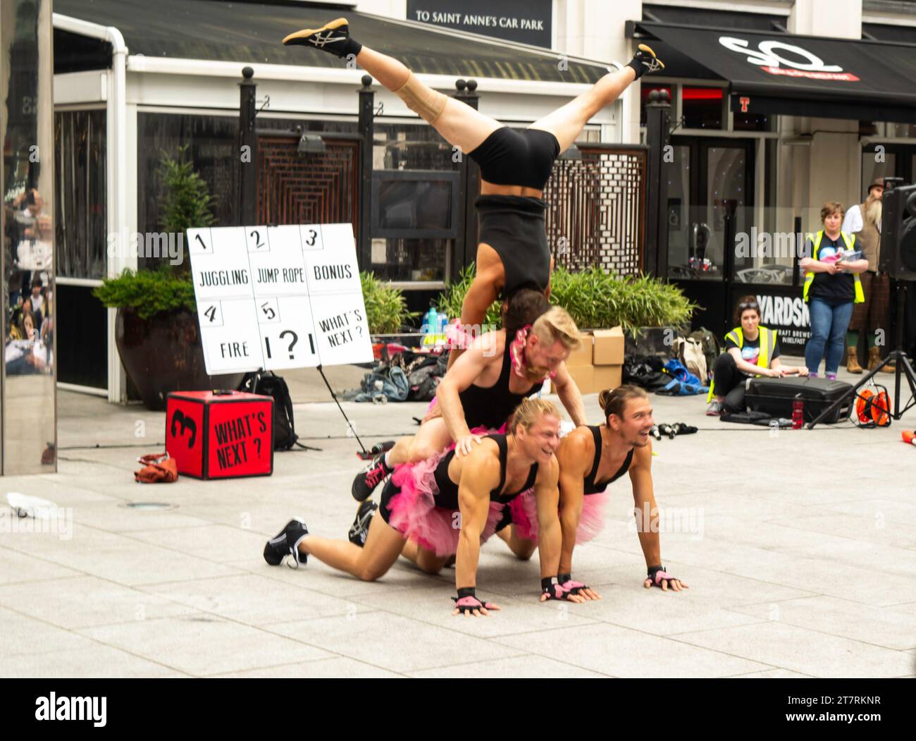 Belfast, Contea di Antrim, Irlanda del Nord, 05 maggio 2018 - Festival of Fools che esegue acrobati in St Annes Square Belfast Foto Stock