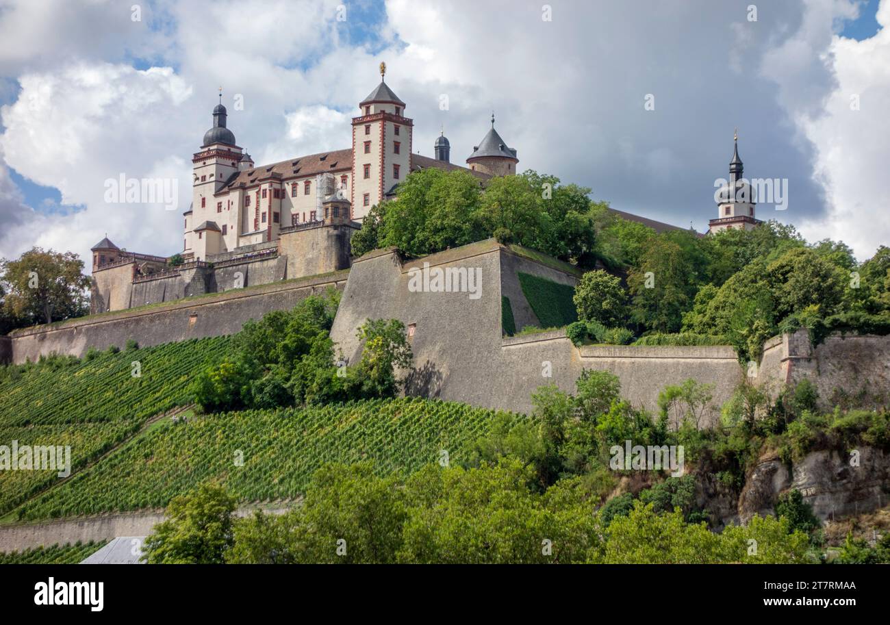 La fortezza di Marienberg a Wuerzburg, una città nella regione della Franconia in baviera in Germania durante l'estate Foto Stock