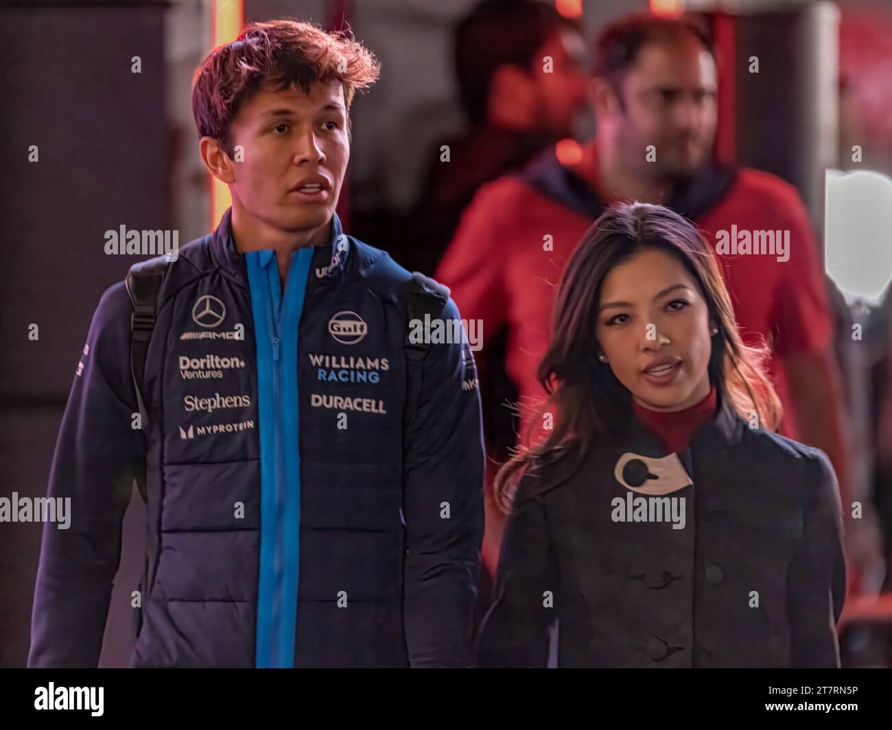 Las Vegas, Nevada - 16 novembre 2023: Alexander Albon, pilota della scuderia numero 23 Williams Racing F1, con la sua ragazza Lily, arriva al Gran Premio di Las Vegas d'argento Heineken sul Las Vegas Strip Circuit. Crediti: Nick Paruch / Alamy Live News Foto Stock