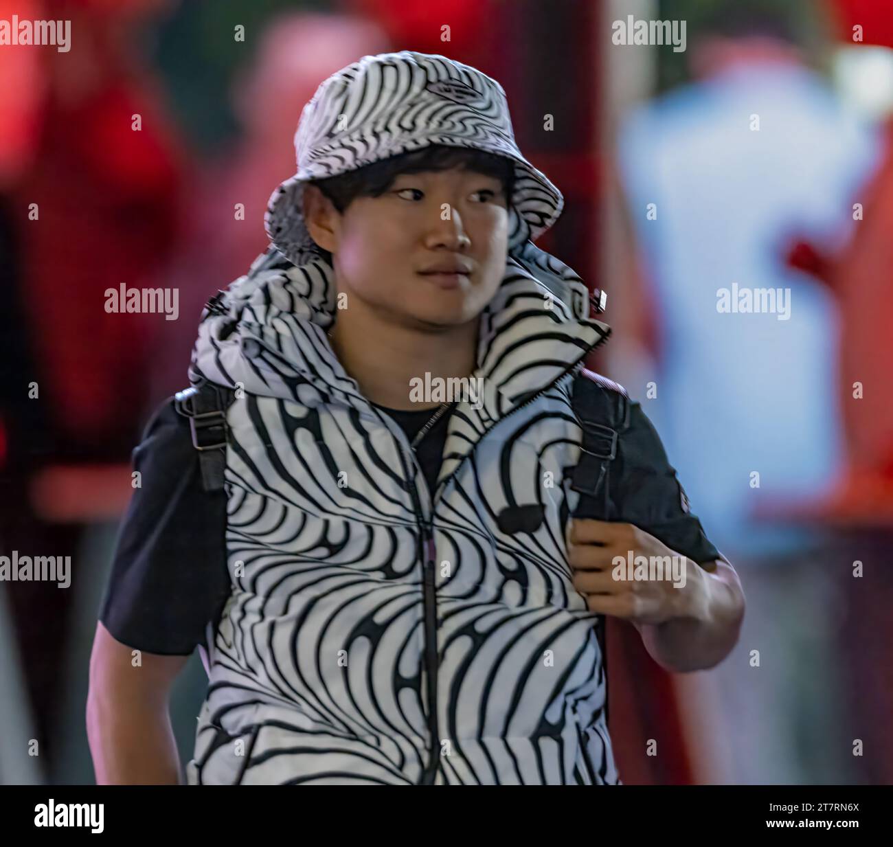 Las Vegas, Nevada - 16 novembre 2023: Yuki Tsunoda, pilota della scuderia Alphatauri n. 22 della scuderia Alphatauri F1 Team, gareggia nell'Heineken Silver Las Vegas Grand Prix sul Las Vegas Strip Circuit. Crediti: Nick Paruch / Alamy Live News Foto Stock