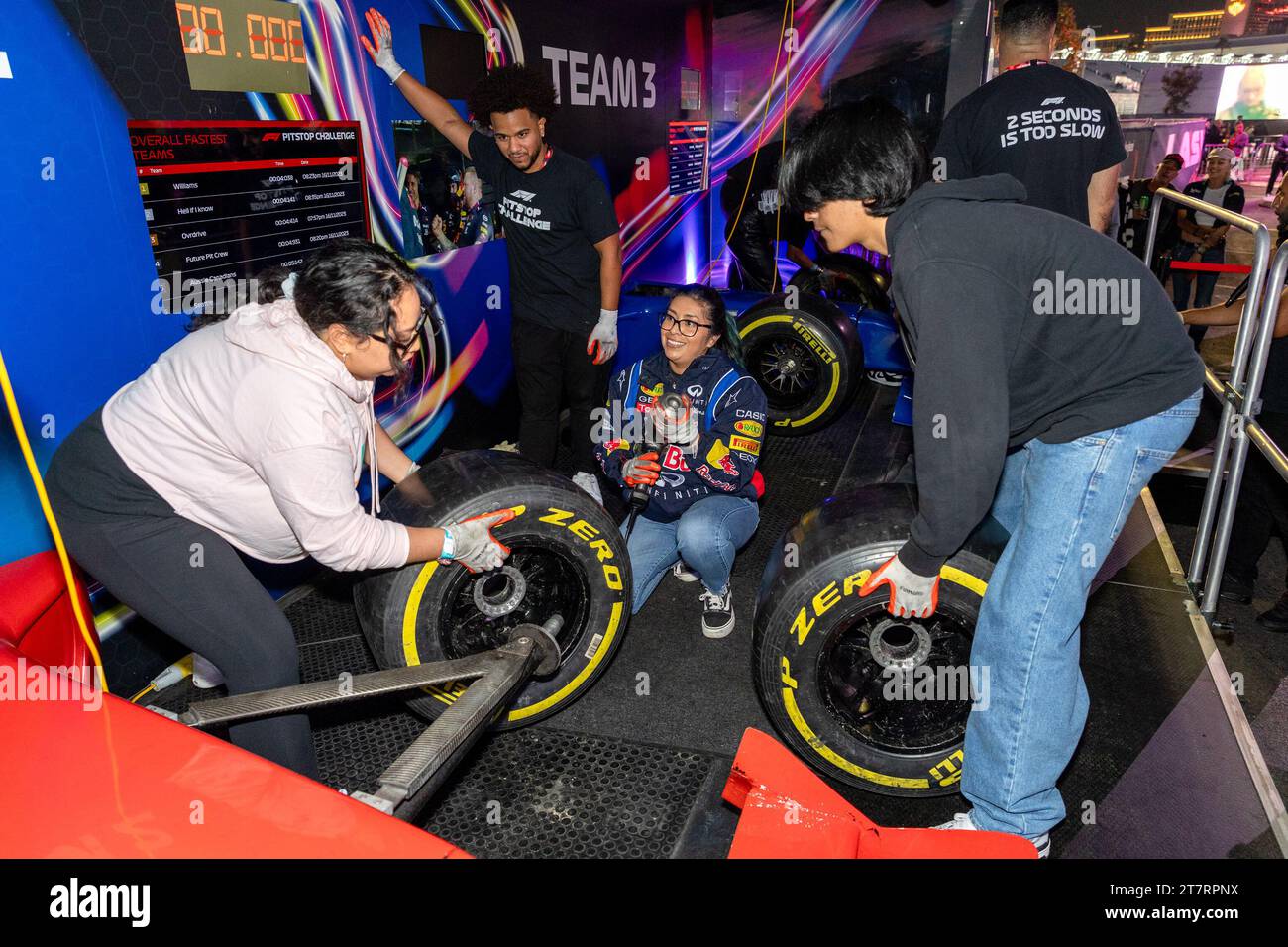 Las Vegas, Stati Uniti. 16 novembre 2023. I tifosi di Formula 1 sperimentano il Red Bull Pit Stop Challenge nella zona T-Mobile Sphere durante il Gran Premio di Formula 1 di Las Vegas il 16 novembre 2023. L'esperienza consente ai partecipanti di cambiare gli pneumatici di un'autentica auto di F1 utilizzando gli strumenti reali utilizzati dai meccanici di gara. (Foto di Travis P Ball/Sipa USA) credito: SIPA USA/Alamy Live News Foto Stock