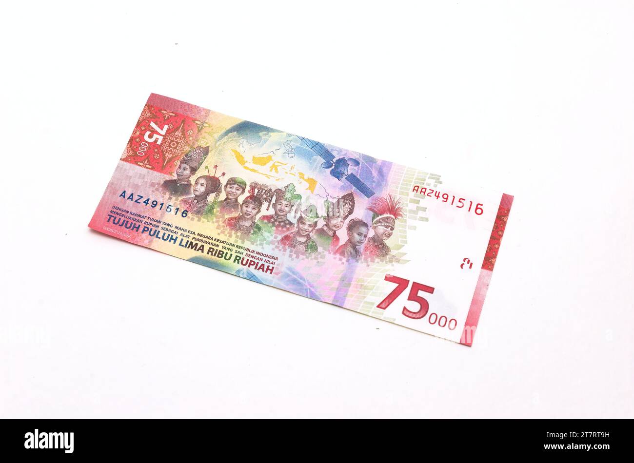 Un foglio di 75.000 banconote di Rupia, vista dall'alto, 75 ° anniversario della Repubblica di Indonesia. Edizione speciale. Foto Stock