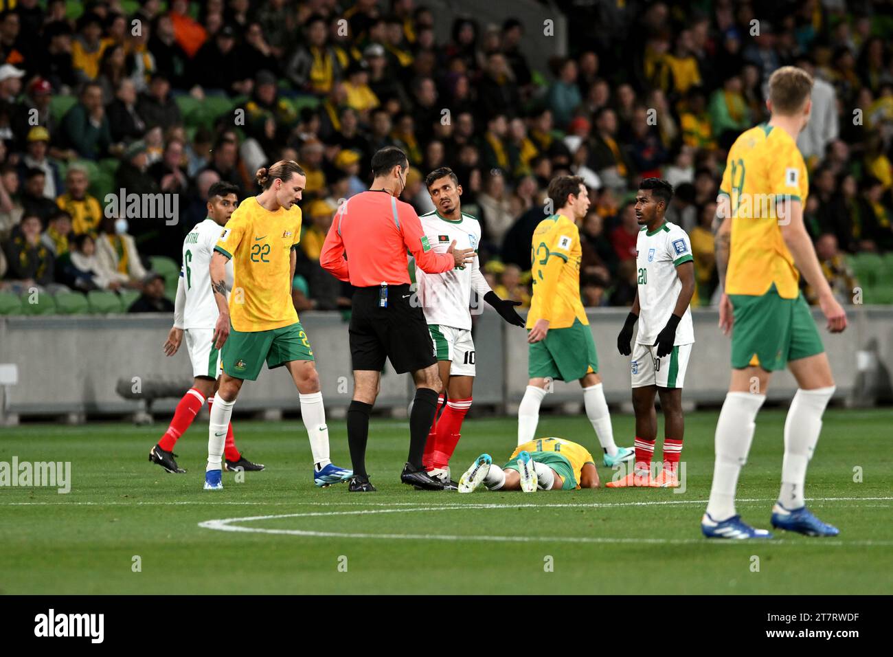 MELBOURNE, AUSTRALIA 16 novembre 2023. Nella foto: L'attaccante del Bangladesh Rakib Hossain (10) riceve un cartellino giallo dall'arbitro a seguito di un tackle Foto Stock