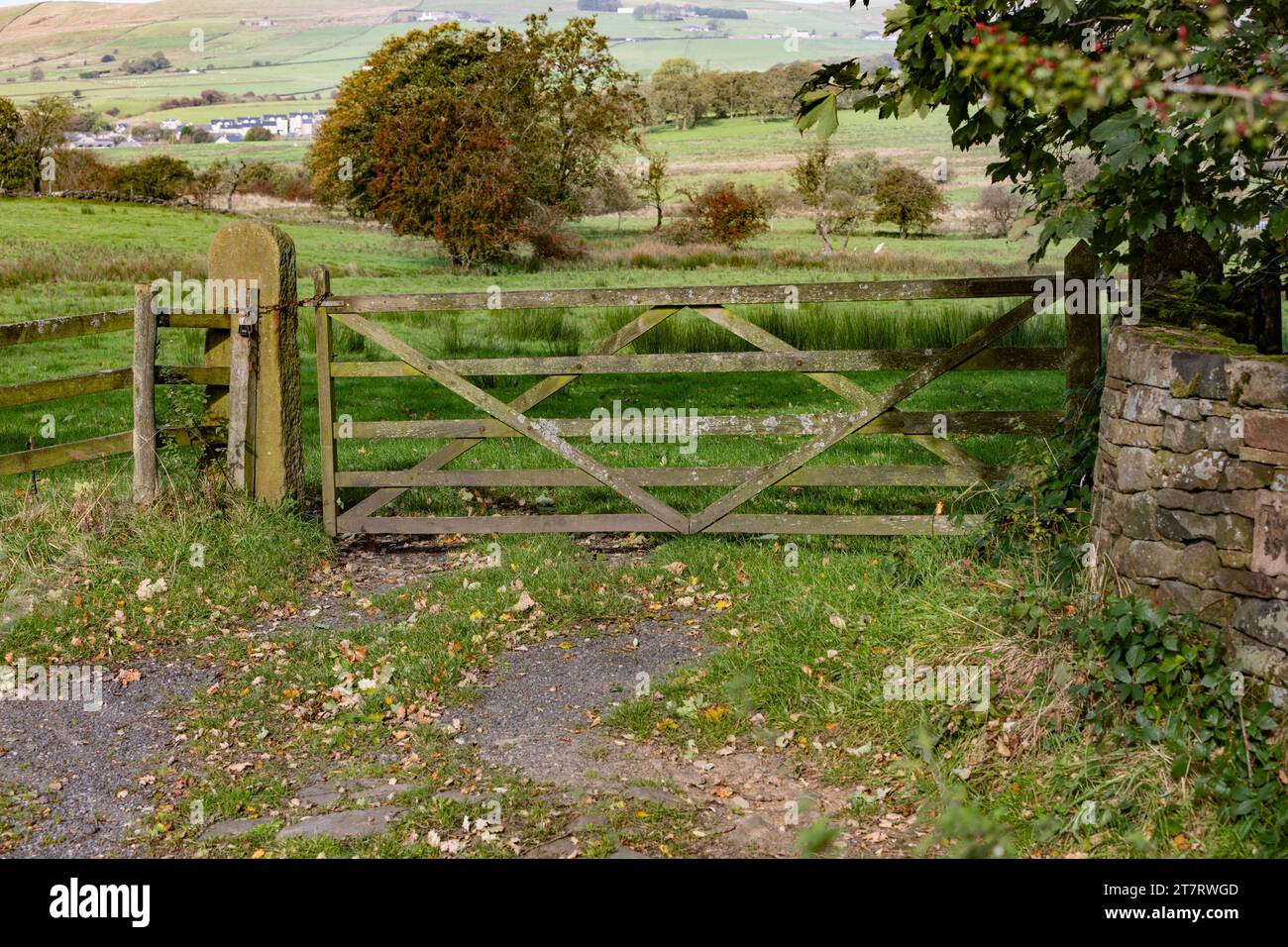 Un cancello chiuso e chiuso a chiave a cinque bar in terreni agricoli, Lancashire Foto Stock