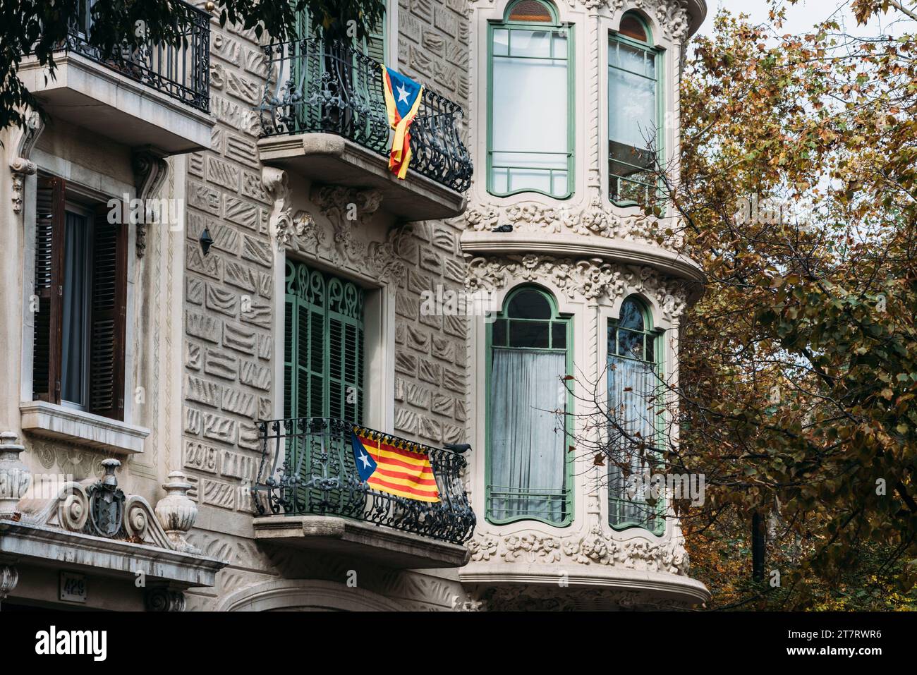 Bandiere dell'indipendenza appese ai balconi di un edificio a Barcellona, Catalogna, Spagna Foto Stock