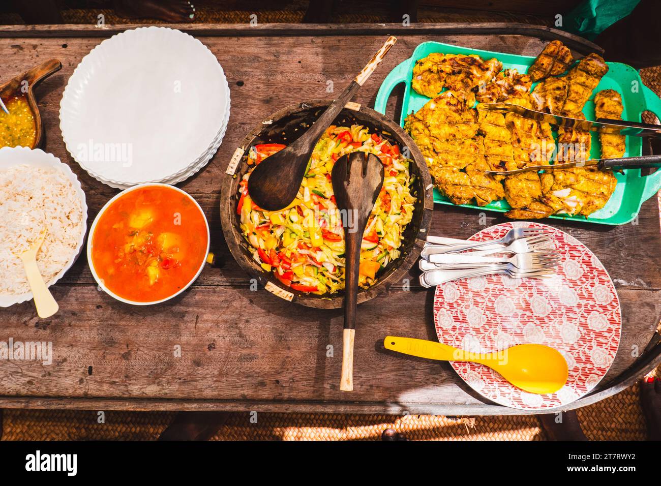 Stufato di pesce servito con riso su una tradizionale tavola di legno a manda Island, Kenya Foto Stock