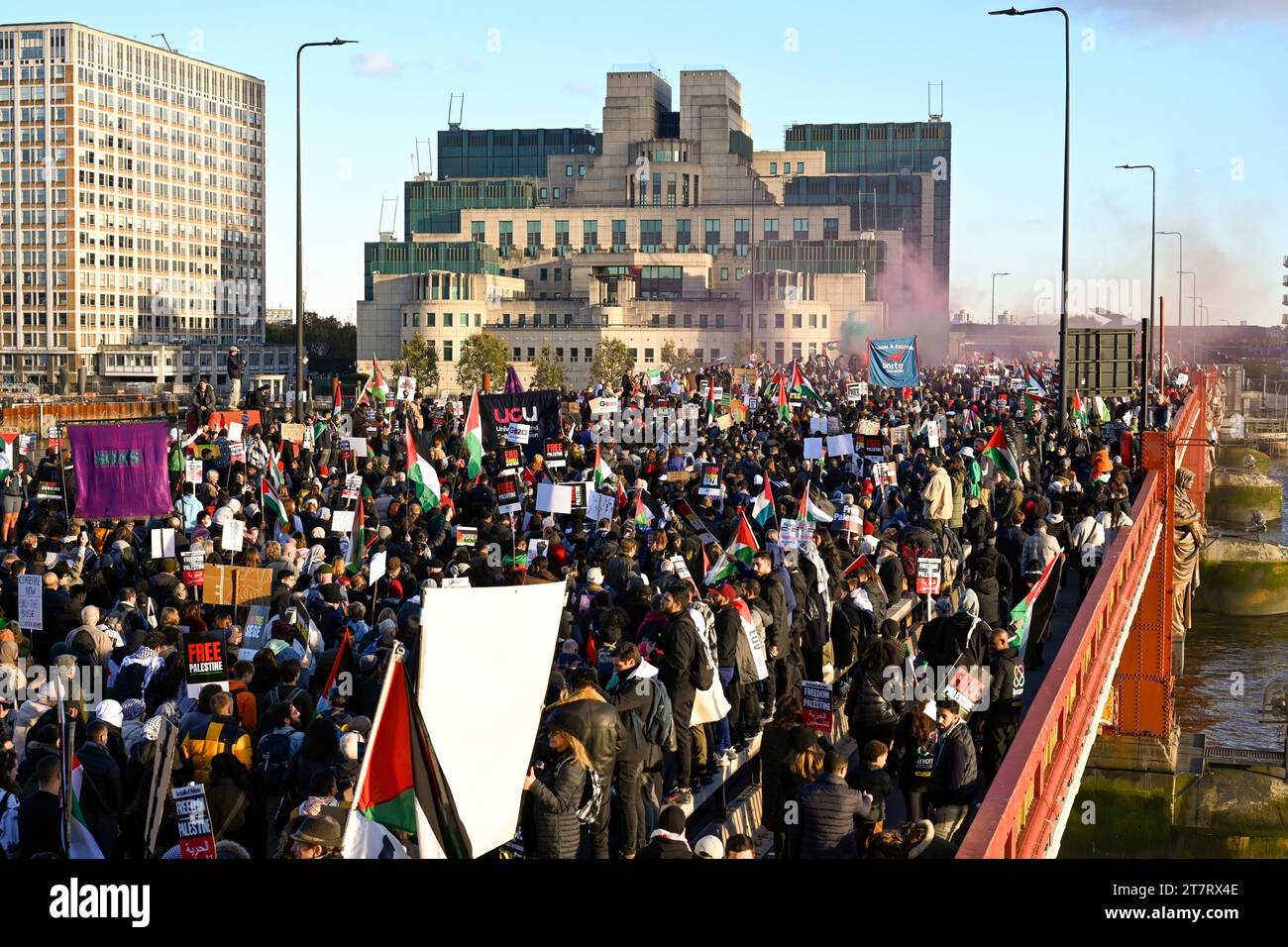 La gente protesta per la pace in Palestina attraversando il ponte Vauxhall con l'edificio MI6 sullo sfondo Foto Stock