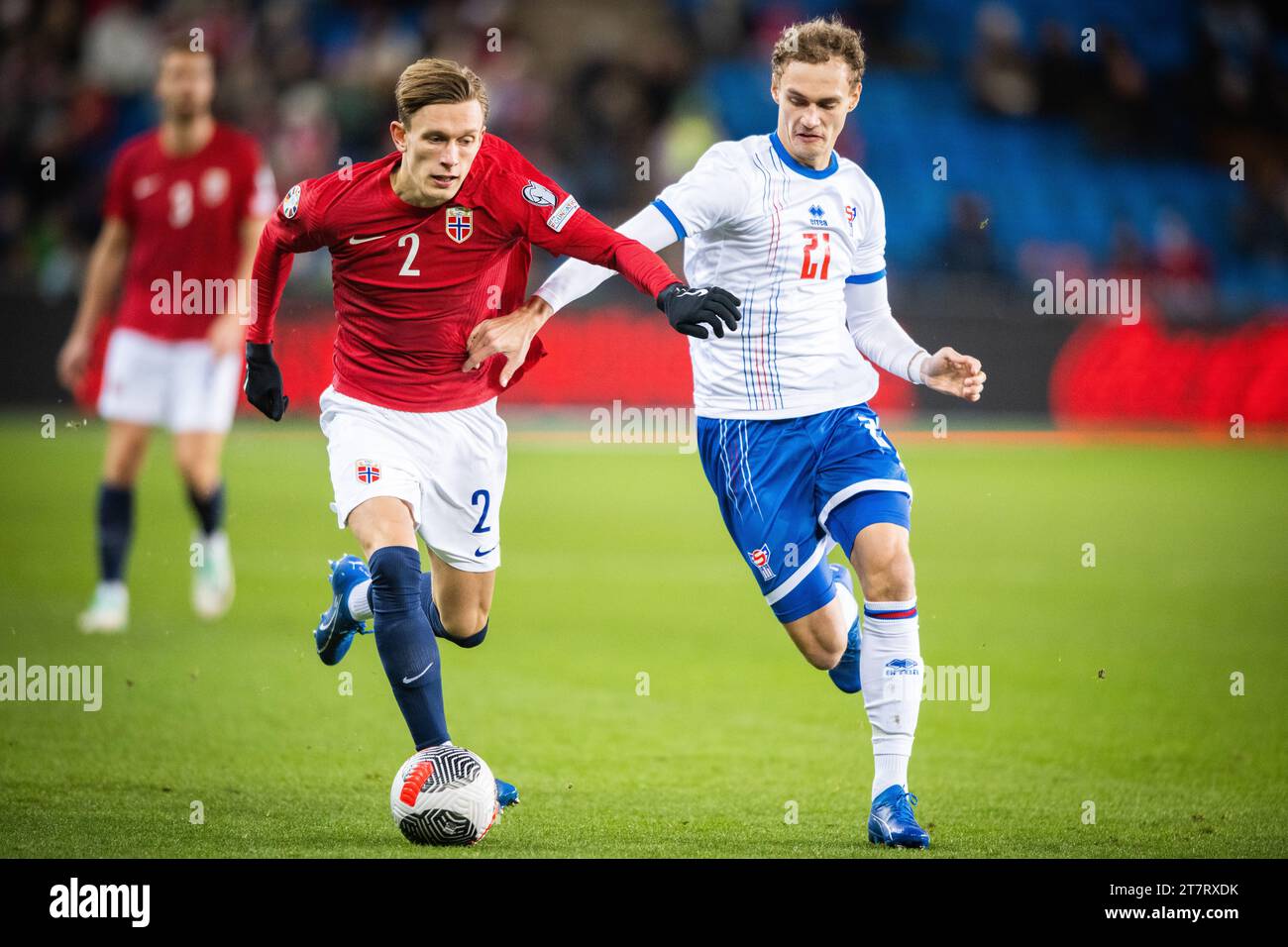 Oslo, Norvegia. 16 novembre 2023. Marcus Pedersen (2) di Norvegia e Andrass Johansen (21) delle Isole Faroe viste durante la partita amichevole di calcio tra Norvegia e Isole Faroe all'Ullevaal Stadion di Oslo. (Foto: Gonzales Photo/Alamy Live News Foto Stock