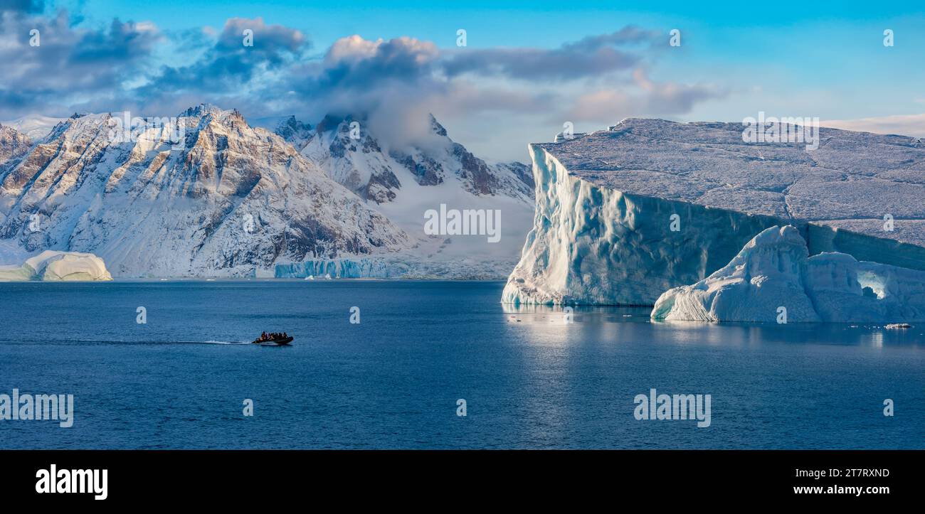 Avventura turisti in Scoresbysund in Groenlandia orientale nel tardo pomeriggio di sole. Foto Stock
