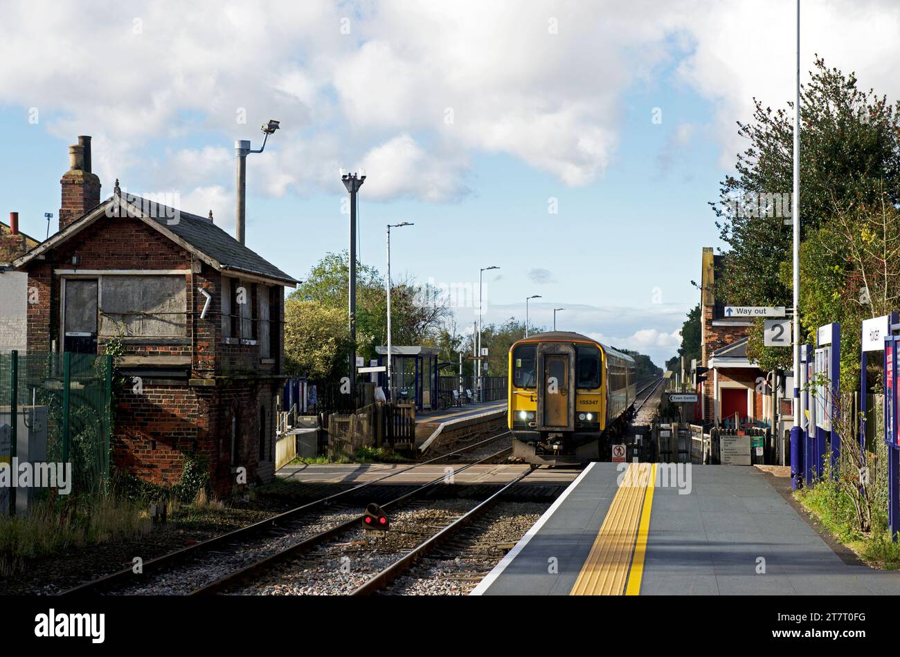 Treno in arrivo alla stazione ferroviaria di Howden, East Yorkshire, Inghilterra Regno Unito Foto Stock