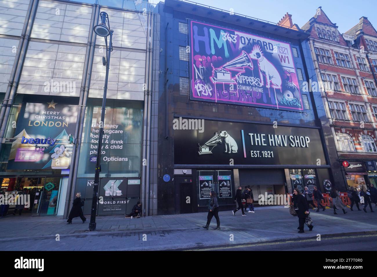 Londra, Regno Unito. 17 novembre 2023. Una veduta del nuovo negozio HMV sulla Oxford Street di Londra con l'iconico cane Nipper con un gramafone. La catena musicale e di intrattenimento è stata acquistata dalla Sunrise Records e dovrebbe tornare al suo sito originale su 363 Oxford Street il 24 novembre 2023 dopo un'assenza di quattro anni. Crediti: amer ghazzal/Alamy Live News Foto Stock