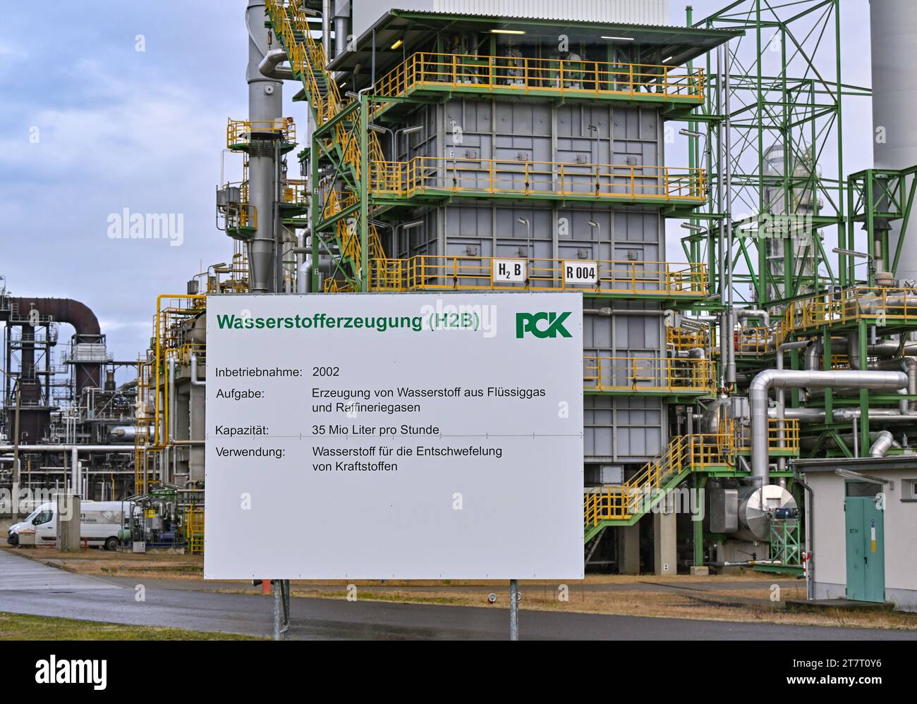 15 novembre 2023, Brandeburgo, Schwedt/Oder: Stabilimento per la produzione di idrogeno presso la PCK-raffinerie GmbH. La raffineria di Schwedt, nella regione di Uckermark nel nord-est del Brandeburgo, fornisce carburante a gran parte della Germania nord-orientale. È di proprietà maggioritaria di due controllate della società statale russa Rosneft. Fino alla fine del 2022, PCK ha lavorato principalmente petrolio greggio proveniente dalla Russia. Come parte delle sanzioni imposte a causa della guerra di aggressione della Russia contro l'Ucraina, il governo tedesco ha deciso di smettere di usare il petrolio russo. In alternativa, il petrolio arriva attraverso Danzica e Rosto Foto Stock