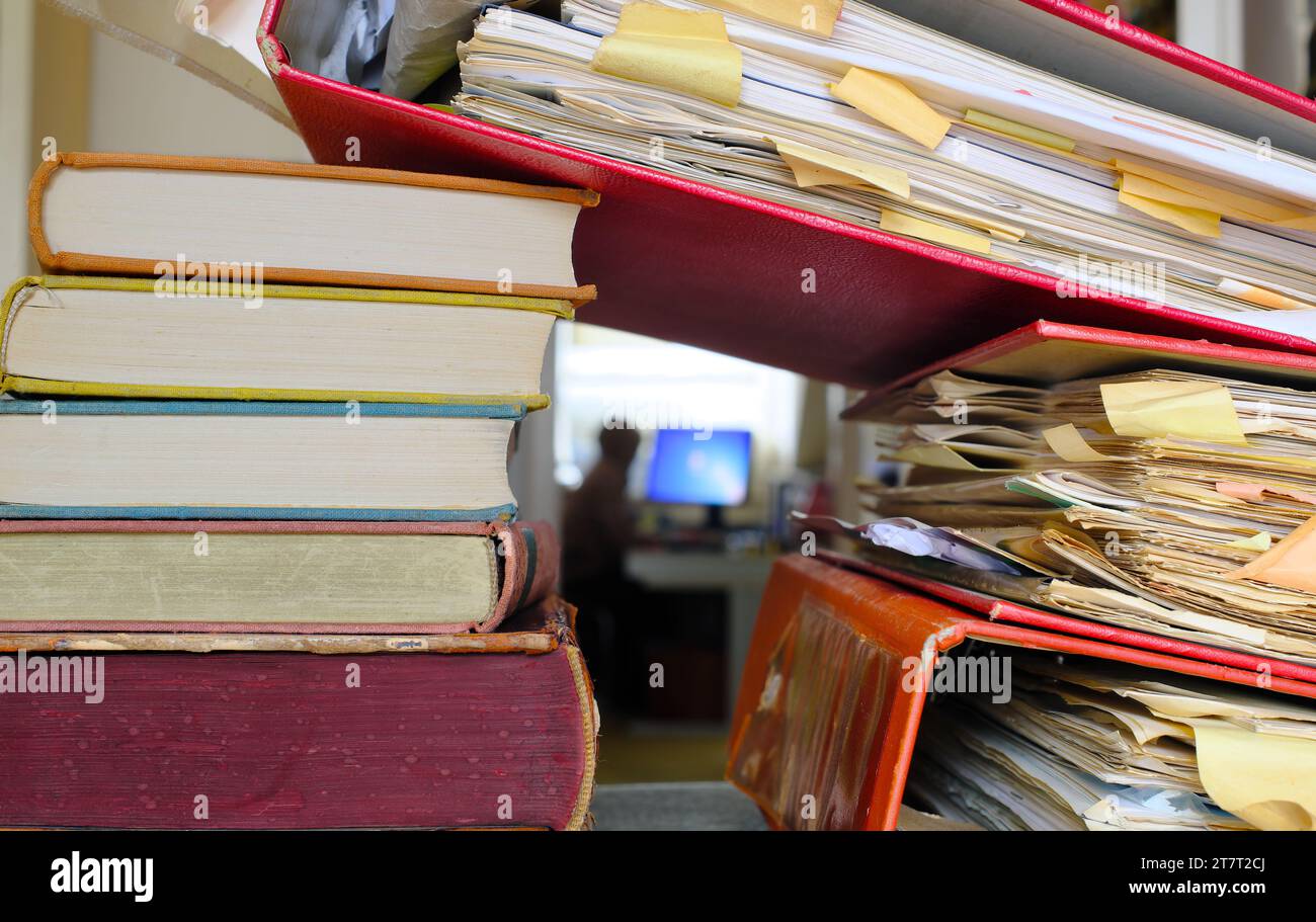 Heap di cartelle di file e luogo di lavoro sfocato in background.concetto di business,ufficio domestico,lavoro freelance,lavoro a casa,lavoro sovraccarico Foto Stock