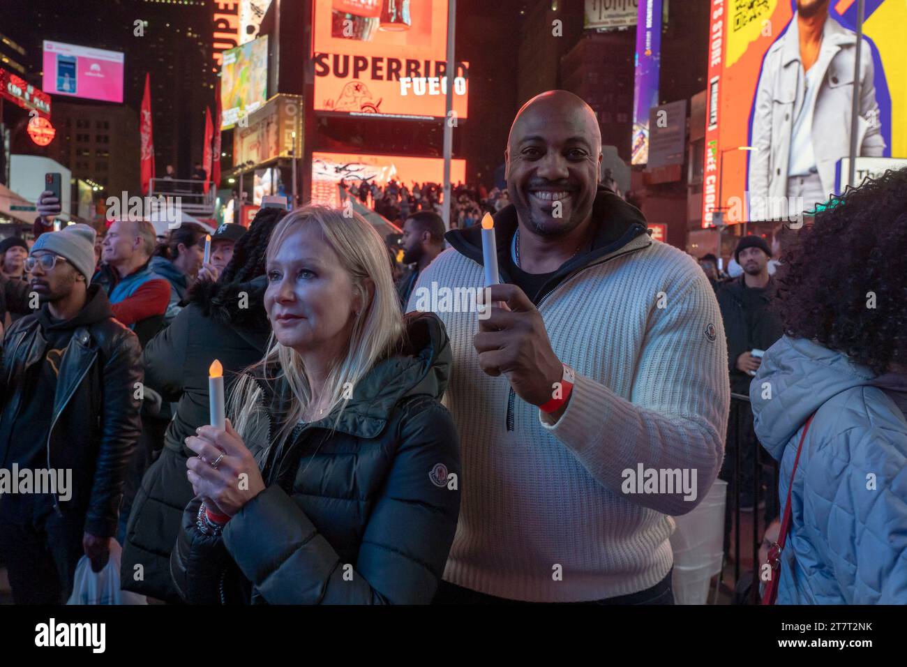 New York, New York, USA. 16 novembre 2023. (NUOVO) Covenant House ospita "Sleep Out" per aiutare a porre fine ai senzatetto giovanile. 16 novembre 2023, New York, New York, Stati Uniti: I partecipanti tengono le candele al "Sleep Out" di una Covenant House per sensibilizzare i giovani senzatetto a Times Square il 16 novembre 2023 a New York City. (Credito: M10s/TheNews2) (foto: M10s/Thenews2/Zumapress) (immagine di credito: © Ron Adar/TheNEWS2 via ZUMA Press Wire) SOLO USO EDITORIALE! Non per USO commerciale! Foto Stock