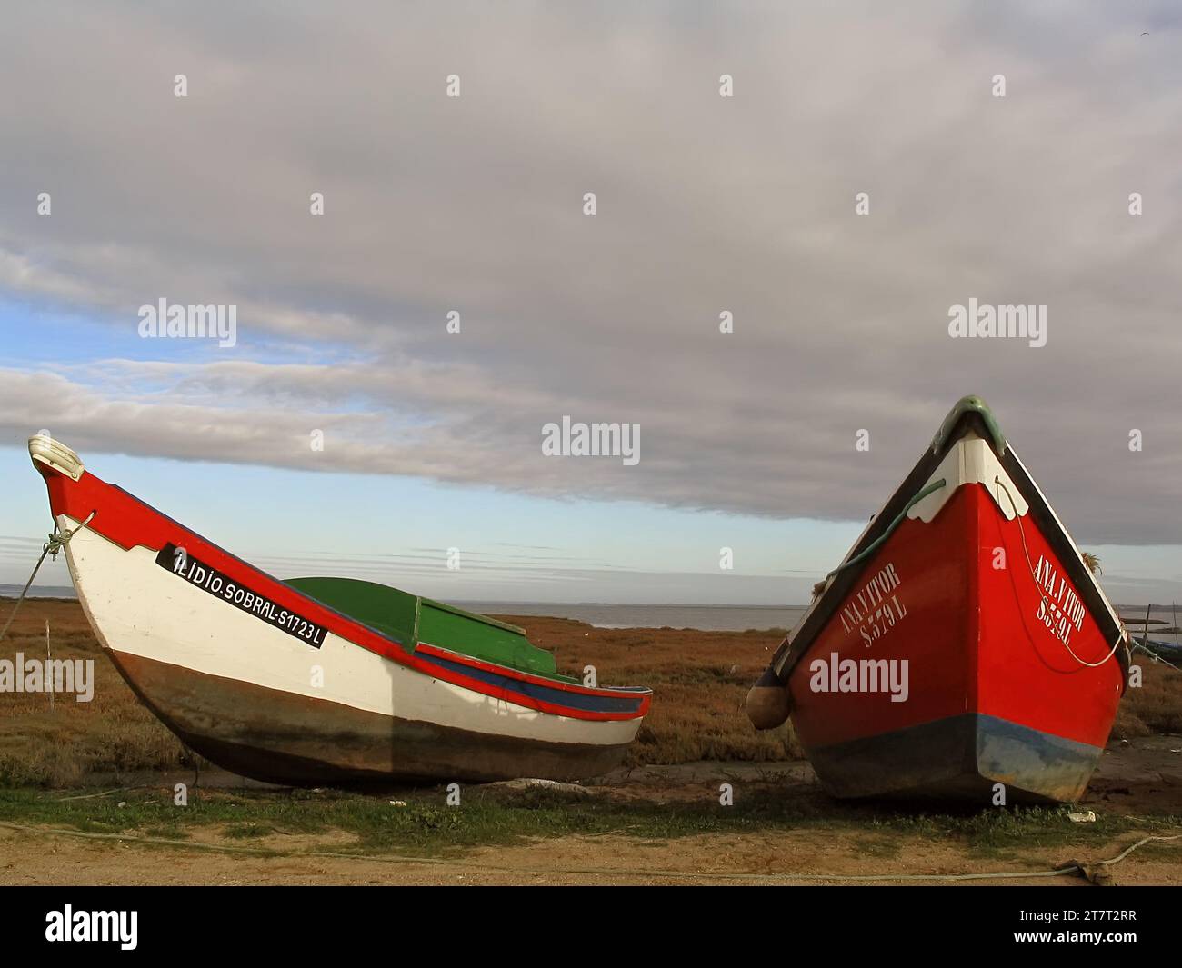 Carrasqueira, Portogallo. 29 marzo 2023: I tradizionali piccoli pescherecci in legno dei pescatori dei moli di Stilt o Cais Palafitico sul Sado Ri Foto Stock