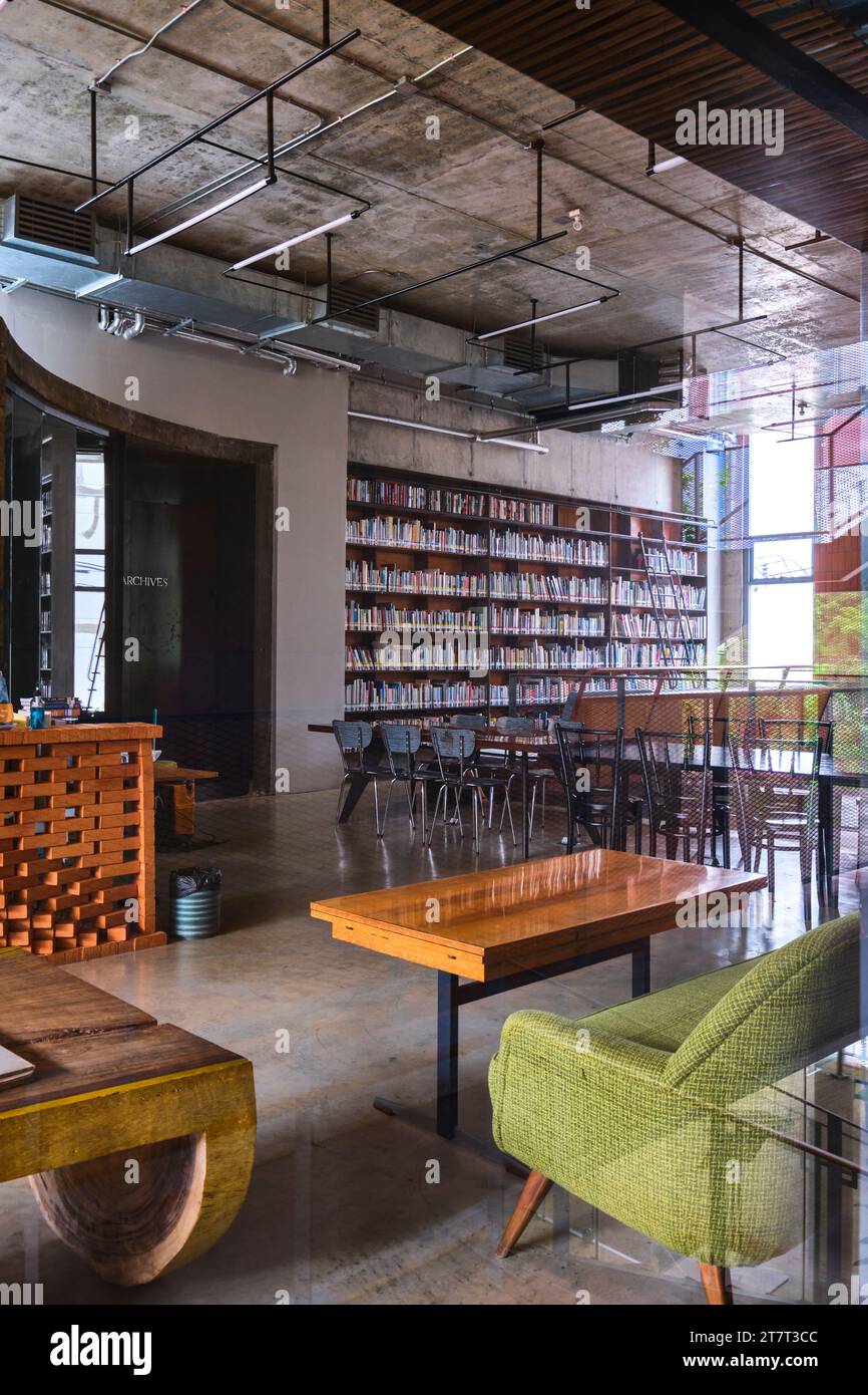 Una vista nella libreria, riferimento, sala del centro di studio, piena di materiali di archivio. Al Jim Thompson Art Center di Bangkok, Thailandia. Foto Stock