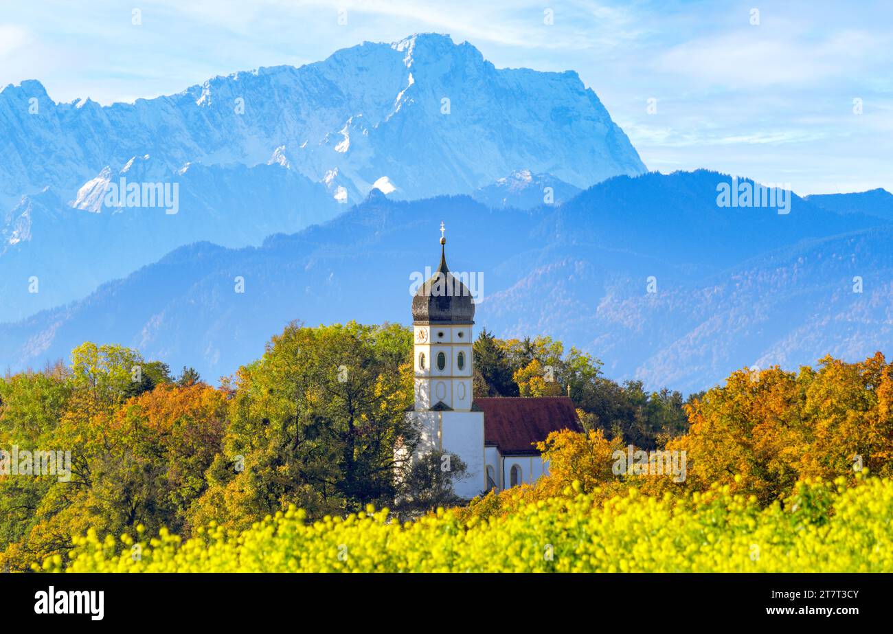 Chiesa di S.. Johann in Holzhausen sul Lago di Starnberg, alle spalle dello Zugspitze, ai piedi delle Alpi, alta Baviera, Baviera, Germania, Europa Foto Stock