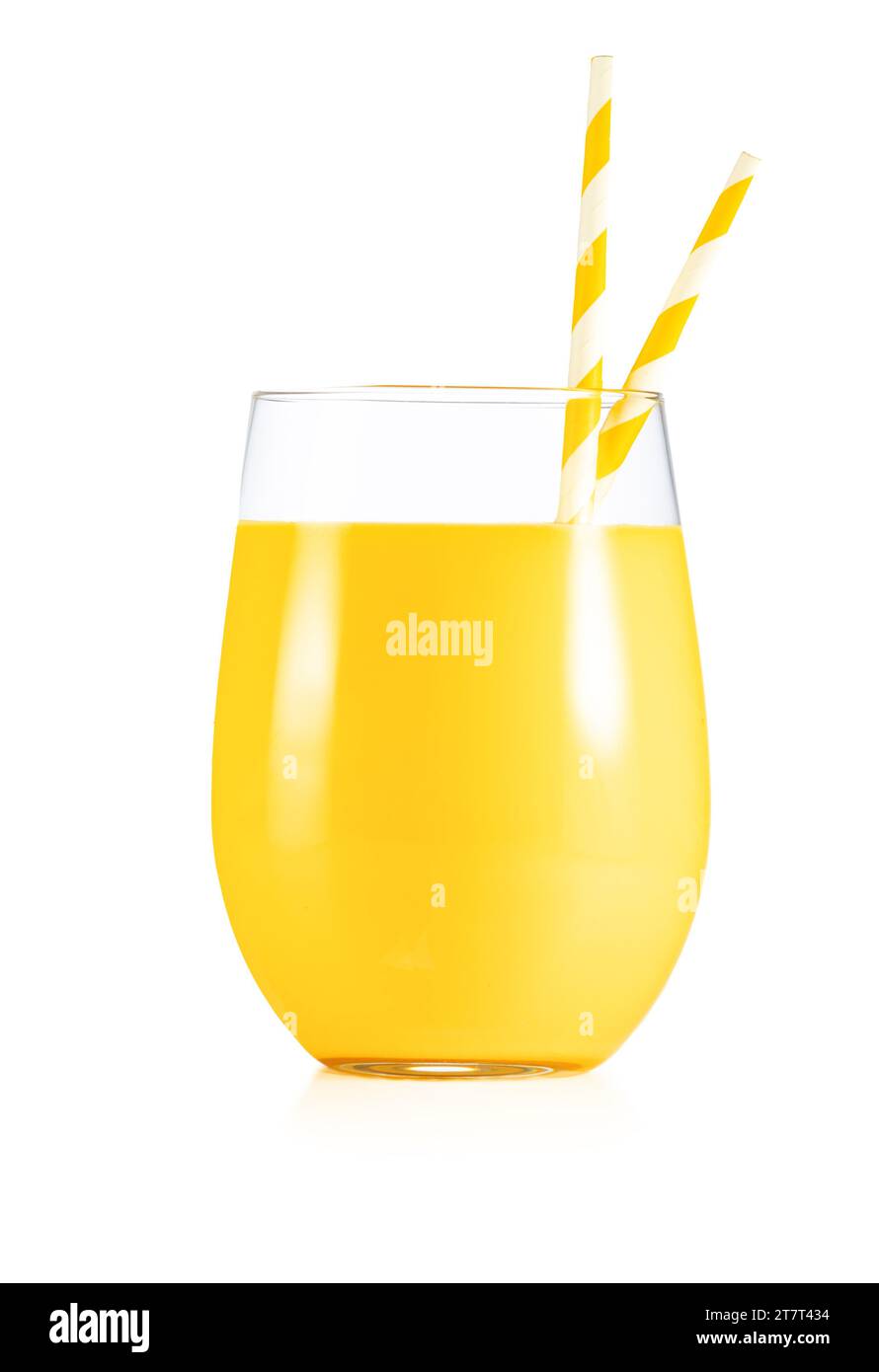 Primo piano del bicchiere di succo di ananas con cannucce di carta isolate su sfondo bianco. Vero filmato in studio. Foto Stock