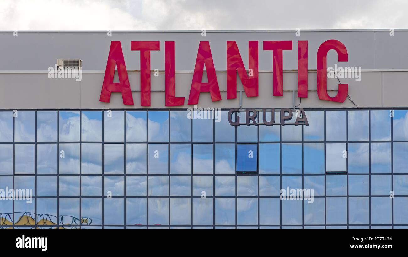 Simanovci, Serbia - 22 agosto 2022: Atlantic Grupa Sign Croatia Production Company Distribution Centre Building. Foto Stock