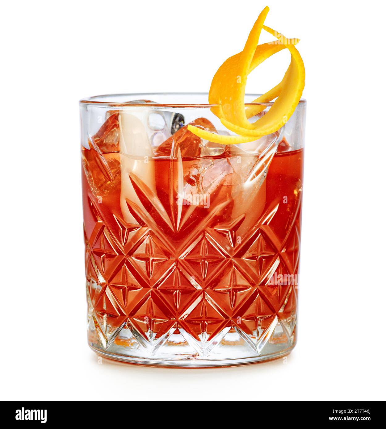 Classico cocktail negroni sulle rocce guarnito con scorza d'arancia isolato su sfondo bianco. Foto Stock