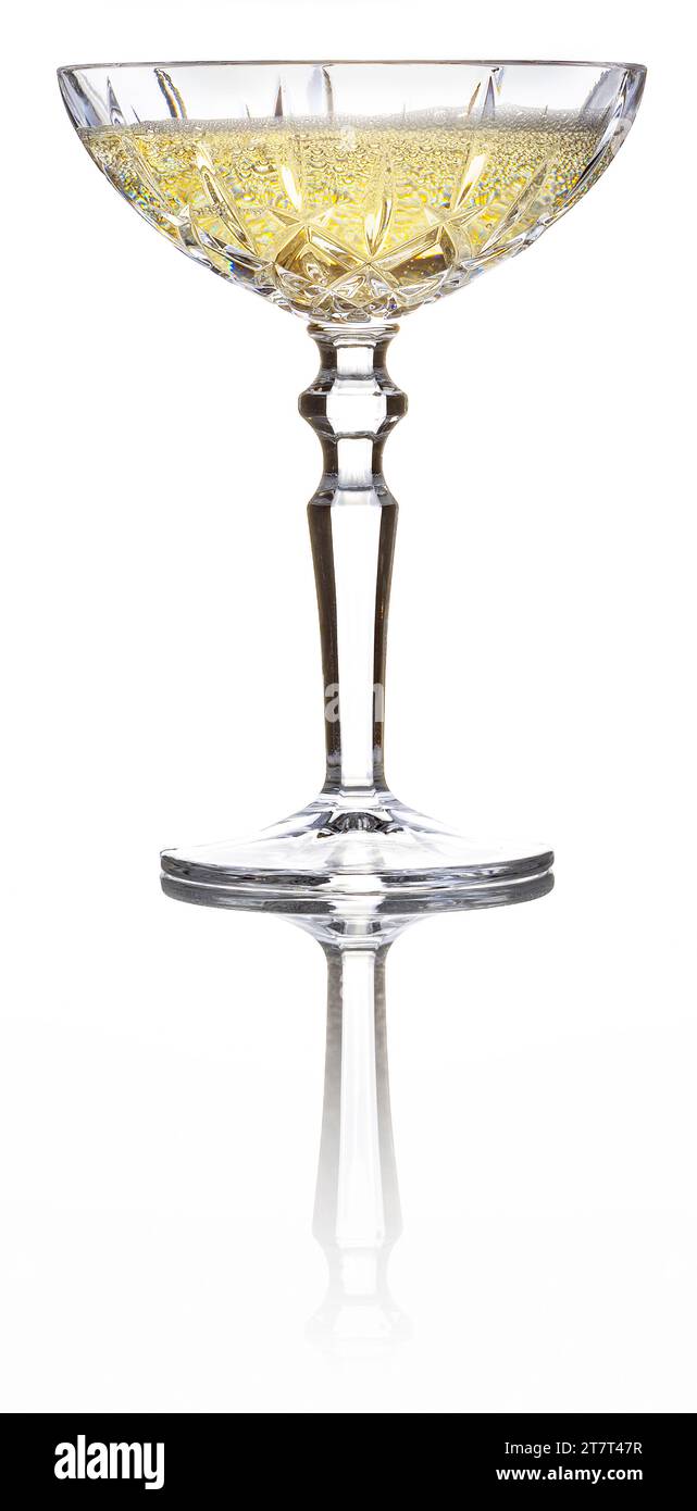 Coppa di champagne con vino frizzante isolato su una superficie bianca riflettente. Foto in vero studio. Foto Stock