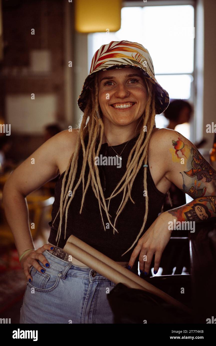 Donna felice con dreadlocks con tatuaggio, ritratto. Foto Stock