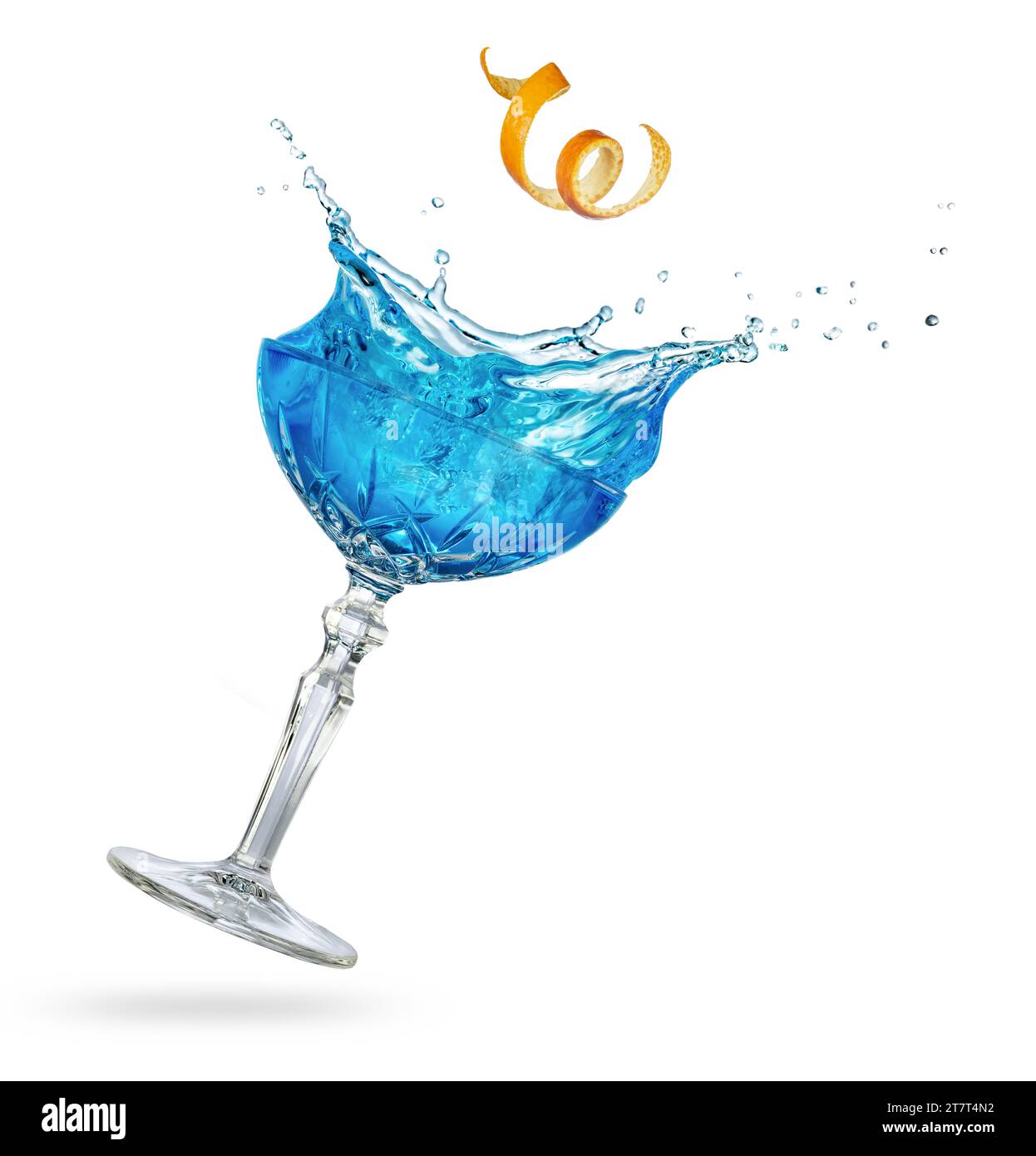 La buccia a spirale arancione cade in un cocktail blu che spruzza inclinato su sfondo bianco. Foto in vero studio. Foto Stock