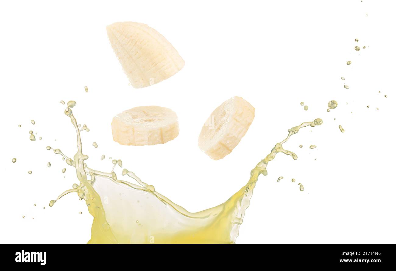 Fette di banana che cadono in schizzi di liquido isolate su sfondo bianco. Vero filmato in studio. Foto Stock