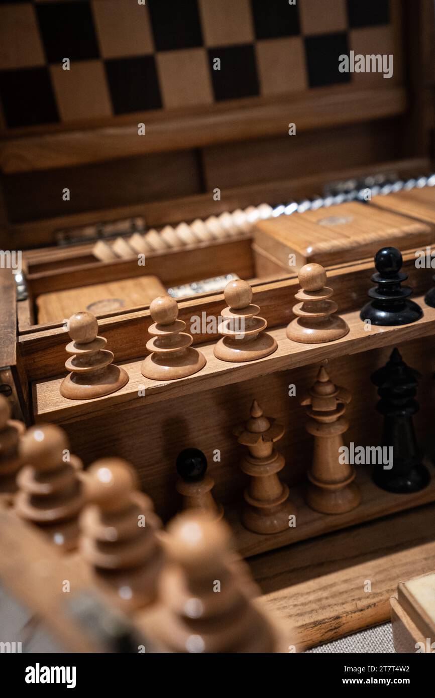 dettaglio della vecchia divisa di gioco degli scacchi e del backgammon. Pezzo degli anni '30 Foto Stock