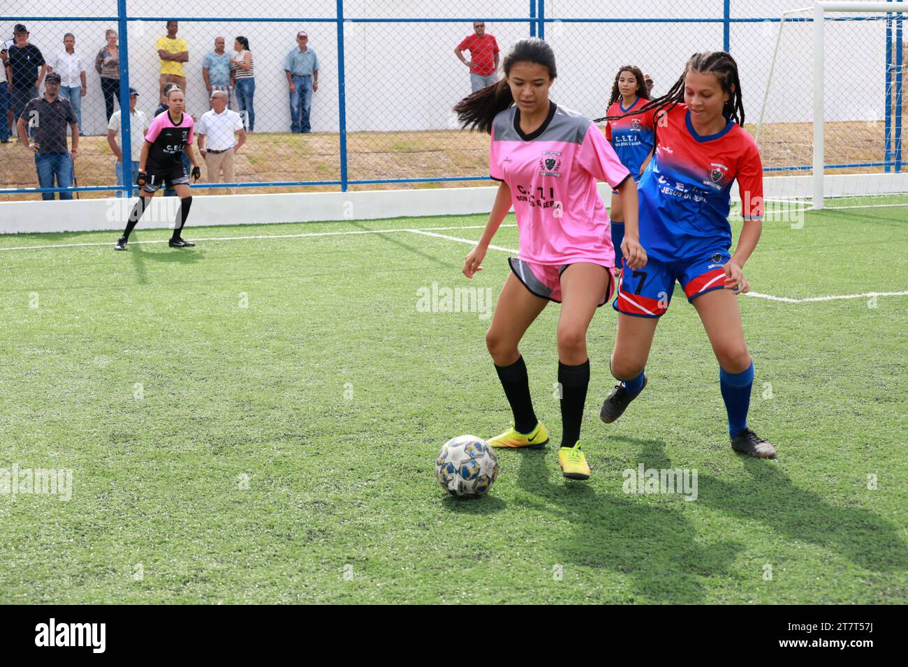 ragazze che giocano a calcio bom jesus da serra, bahia, brasile - 6 novembre 2023: le ragazze giocano a calcio su un campo in erba sintetica. BOM JESUS da SERRA BAHIA BRASILE Copyright: XJoaxSouzax 041123JOA4311937 credito: Imago/Alamy Live News Foto Stock