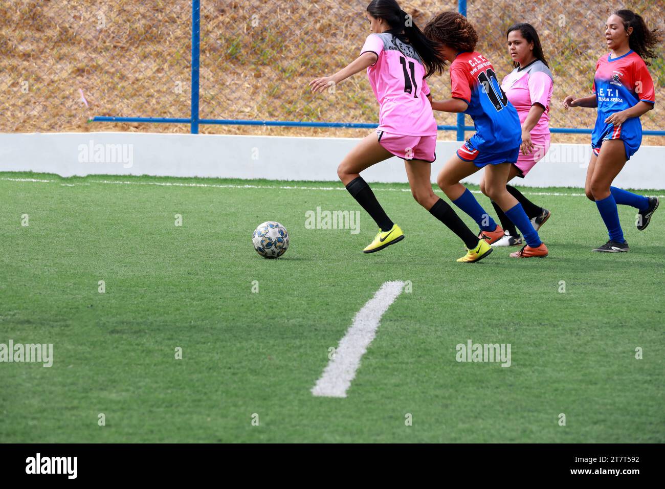 ragazze che giocano a calcio bom jesus da serra, bahia, brasile - 6 novembre 2023: le ragazze giocano a calcio su un campo in erba sintetica. BOM JESUS da SERRA BAHIA BRASILE Copyright: XJoaxSouzax 041123JOA4311942 credito: Imago/Alamy Live News Foto Stock