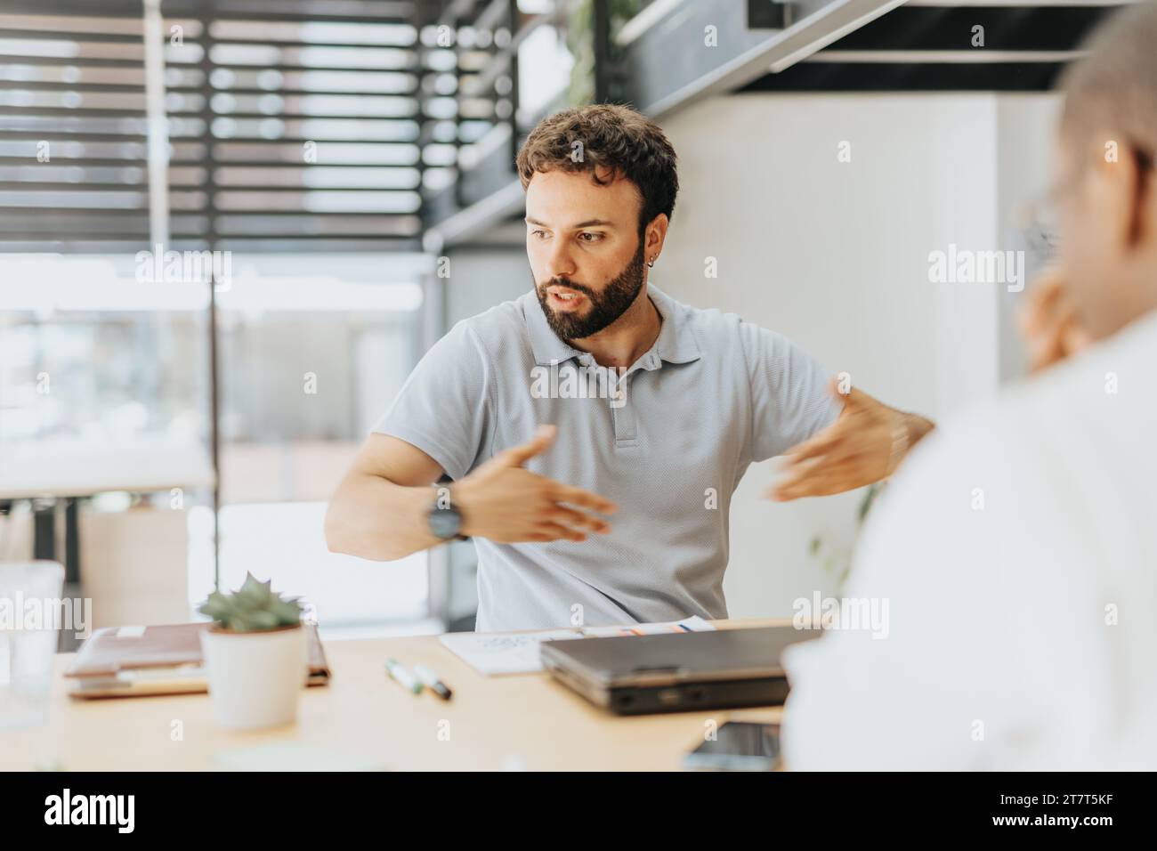 Professionisti aziendali di successo che lavorano insieme su Content Strategy e Brand Management Foto Stock